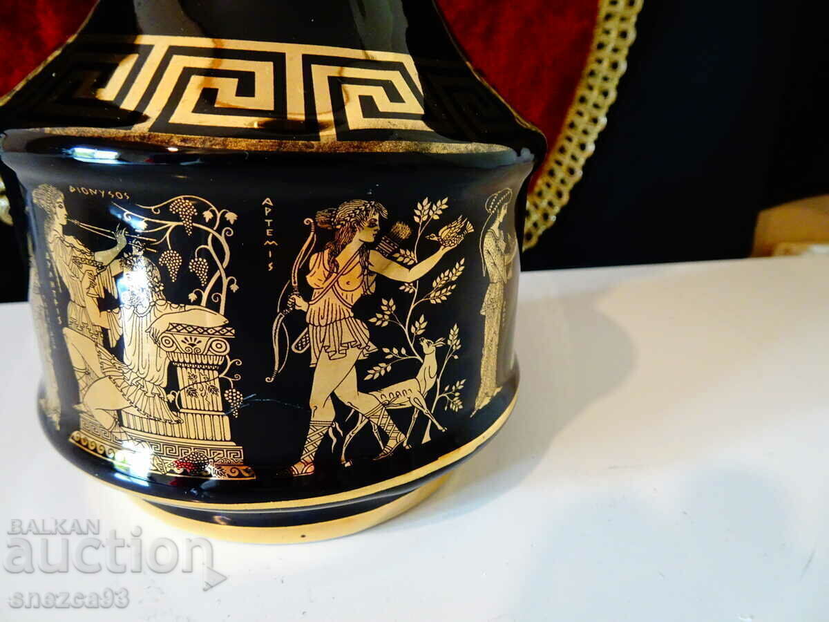 Delivery of Greek porcelain vase, carafe, 24 karat gold Delivery of Greek porcelain vase, carafe, 24 karat gold