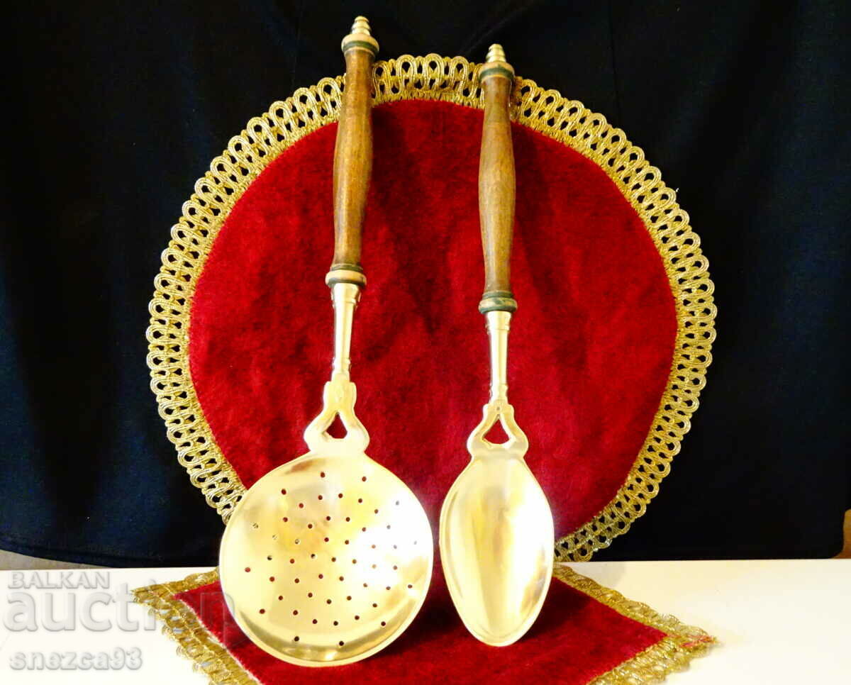 Бронзови прибори за готвене и сервиране. Бронзови прибори за готвене и сервиране.