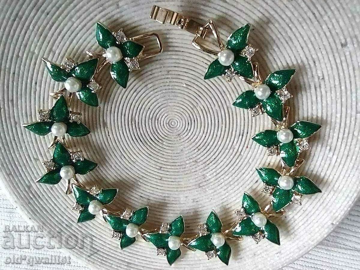 Bracelet with green enamel, gold plating with price 40.00 BGN | € 20.45 Bracelet with green enamel, gold plating with price 40.00 BGN | € 20.45