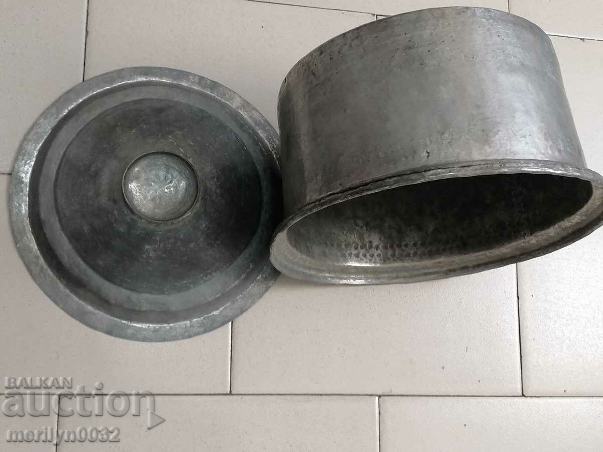 Auction An old bakery saucepan, a baker, a brass copper pot Auction An old bakery saucepan, a baker, a brass copper pot