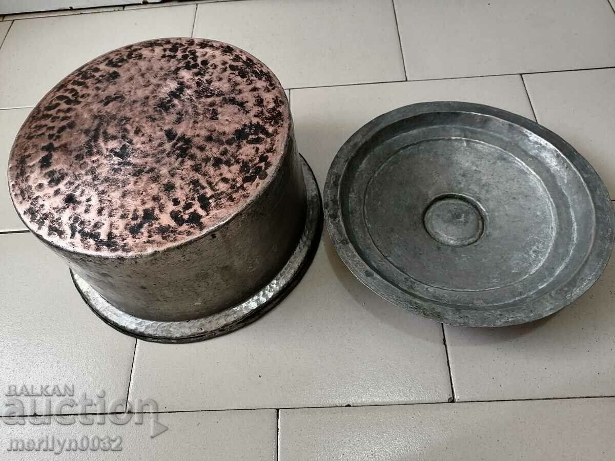 An old bakery saucepan, a baker, a brass copper pot - 7 An old bakery saucepan, a baker, a brass copper pot - 7