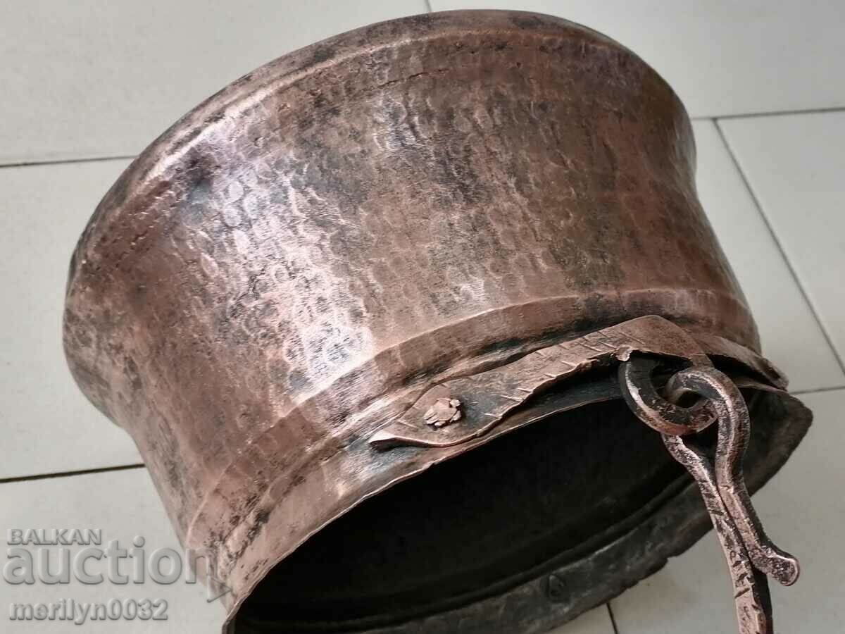 Δημοπρασία Ένα παλιό καζάνι χαλκού συνθλίβει ένα χάλκινο δοχείο χαλκού Δημοπρασία Ένα παλιό καζάνι χαλκού συνθλίβει ένα χάλκινο δοχείο χαλκού