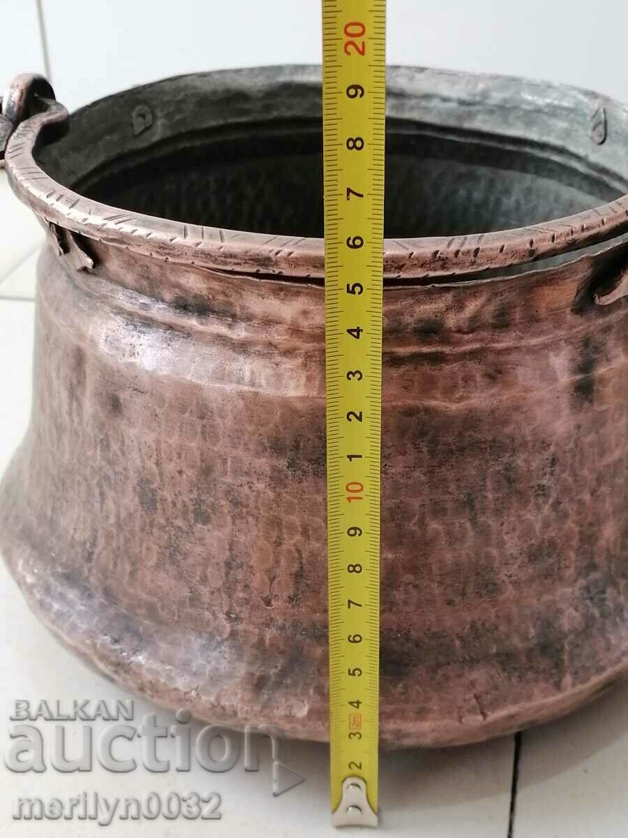 Παράδοση Ένα παλιό καζάνι χαλκού συνθλίβει ένα χάλκινο δοχείο χαλκού Παράδοση Ένα παλιό καζάνι χαλκού συνθλίβει ένα χάλκινο δοχείο χαλκού