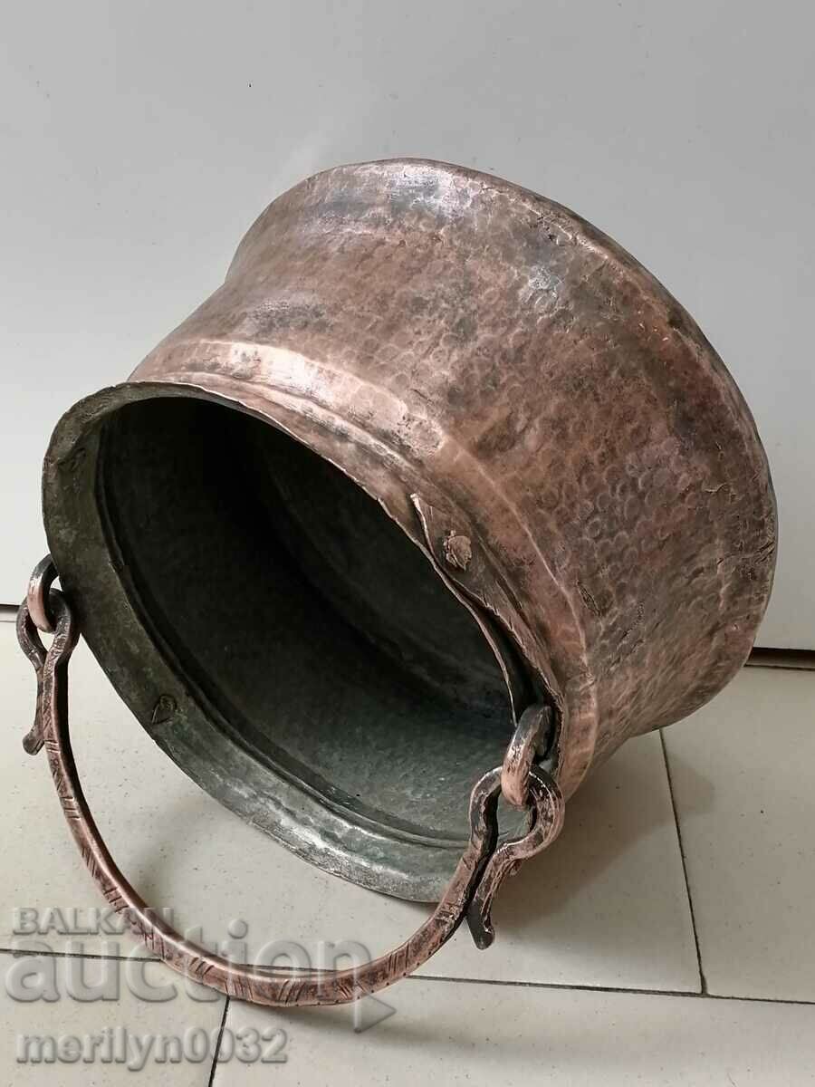 Ένα παλιό καζάνι χαλκού συνθλίβει ένα χάλκινο δοχείο χαλκού - 5 Ένα παλιό καζάνι χαλκού συνθλίβει ένα χάλκινο δοχείο χαλκού - 5