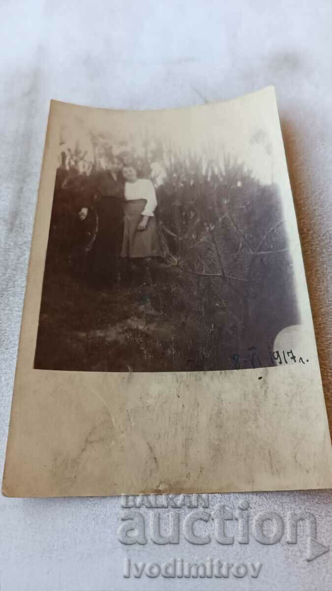 Снимка Казанлъкъ Две млади жени в местността Тюлбето 1917