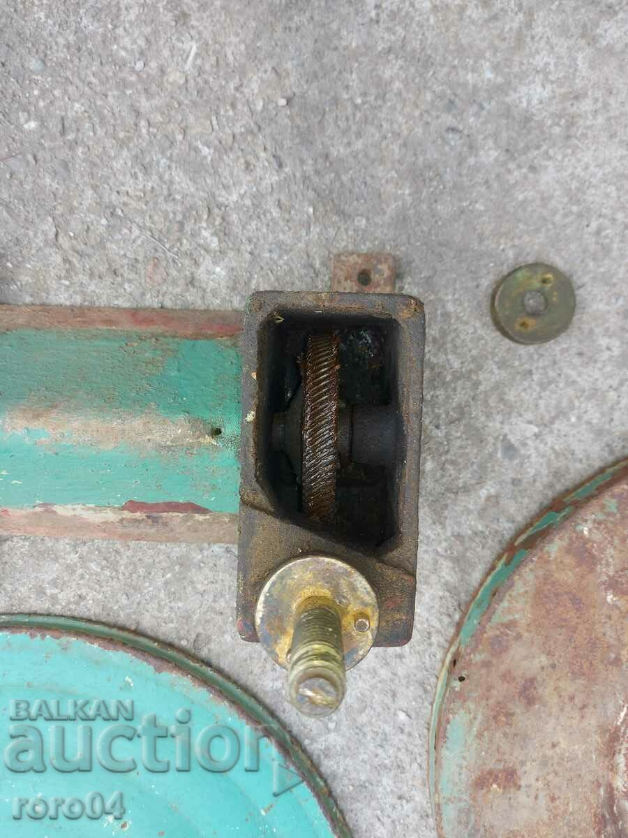OLD DEVICE - APPARATUS - MILL - 6