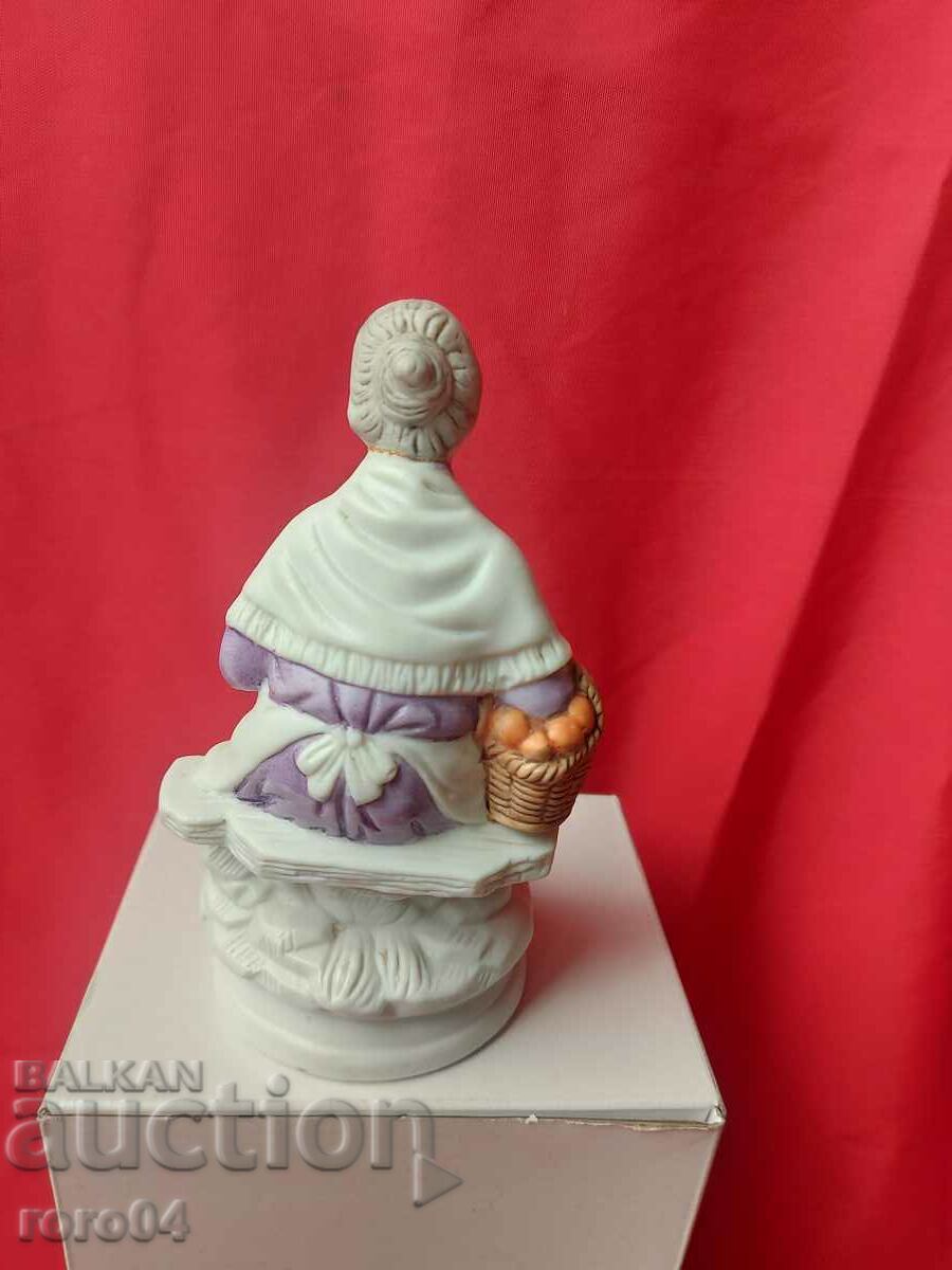 Auction PORCELAIN STATUS Auction PORCELAIN STATUS