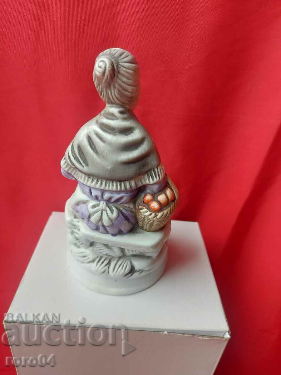 Auction PORCELAIN STATUS Auction PORCELAIN STATUS