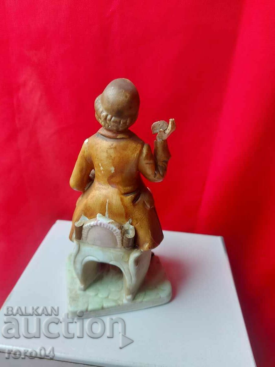 Auction PORCELAIN STATUETTE - Capodimonte Auction PORCELAIN STATUETTE - Capodimonte