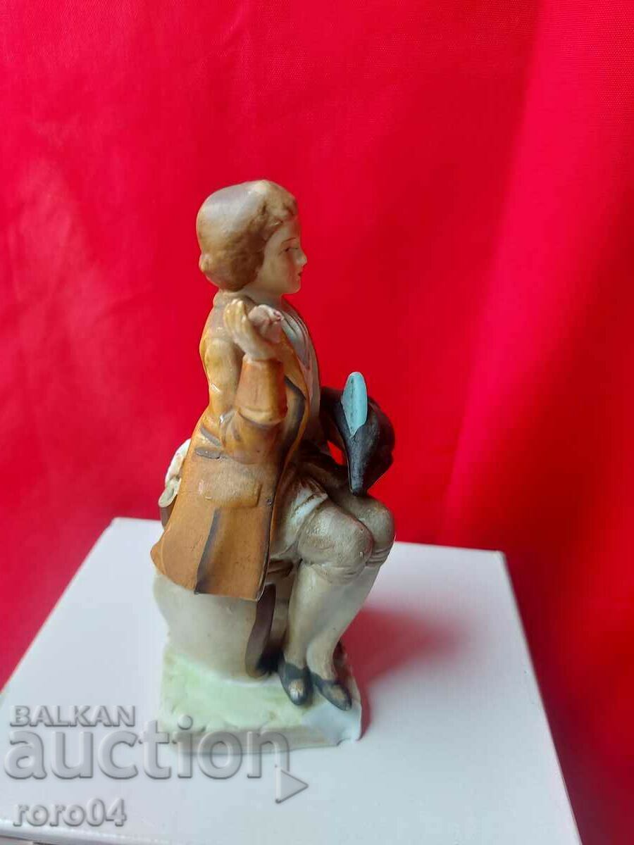 Delivery of PORCELAIN STATUETTE - Capodimonte Delivery of PORCELAIN STATUETTE - Capodimonte