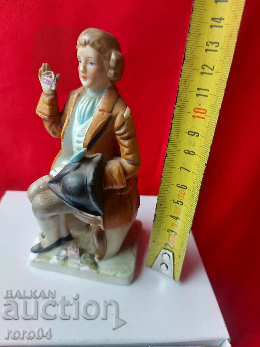 PORCELAIN STATUETTE - Capodimonte - 5 PORCELAIN STATUETTE - Capodimonte - 5