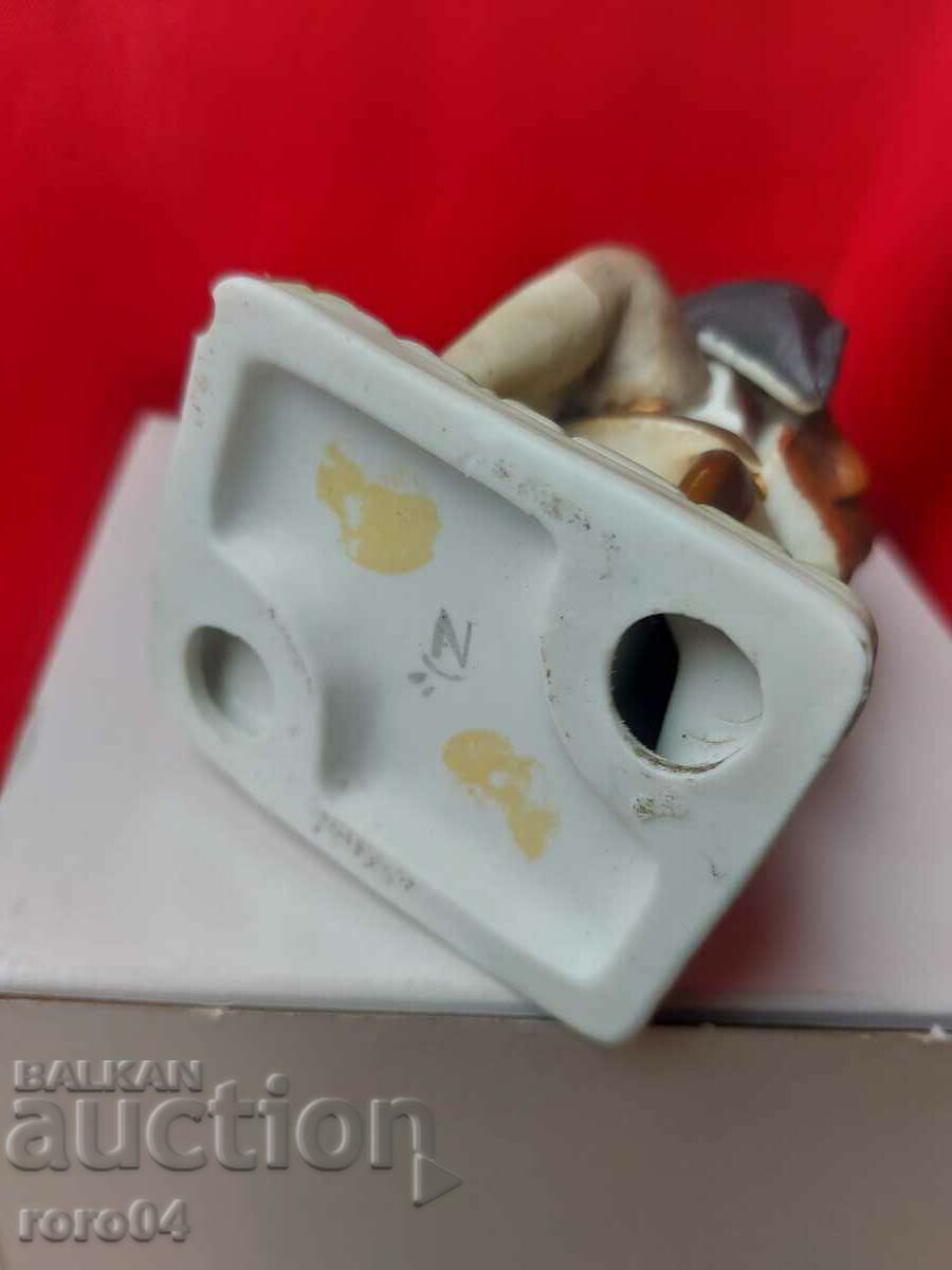 PORCELAIN STATUETTE - Capodimonte - 6 PORCELAIN STATUETTE - Capodimonte - 6