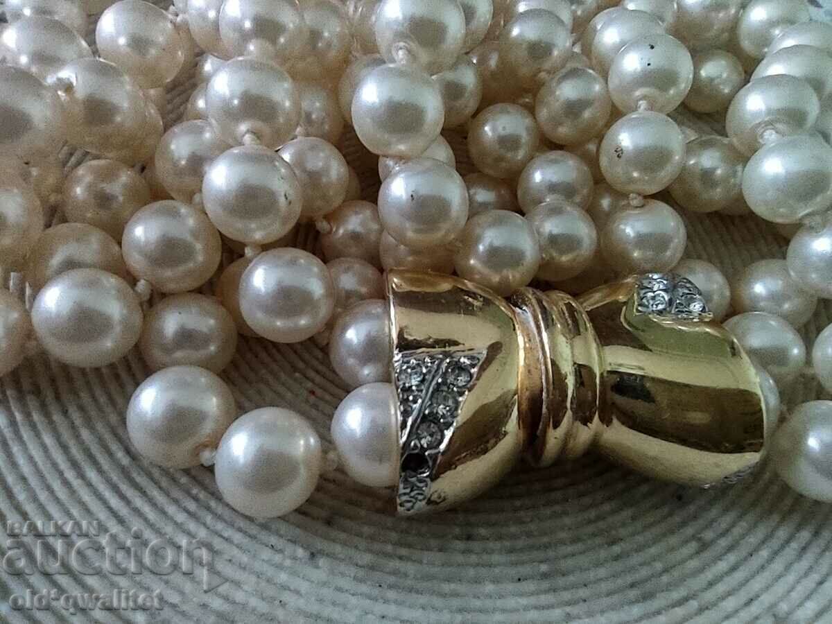 Delivery of Necklace with synthetic pearls and gold-plated clasp