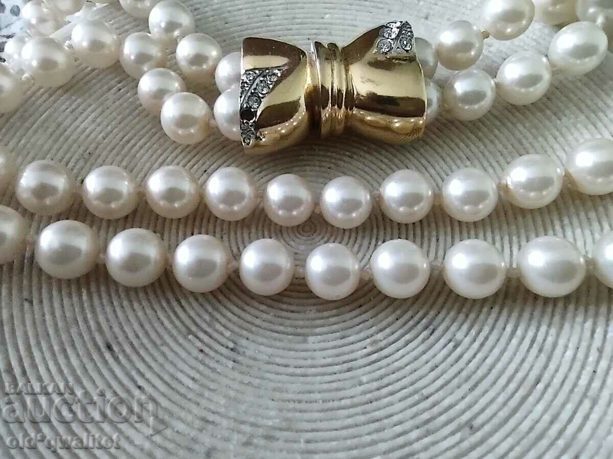 Necklace with synthetic pearls and gold-plated clasp