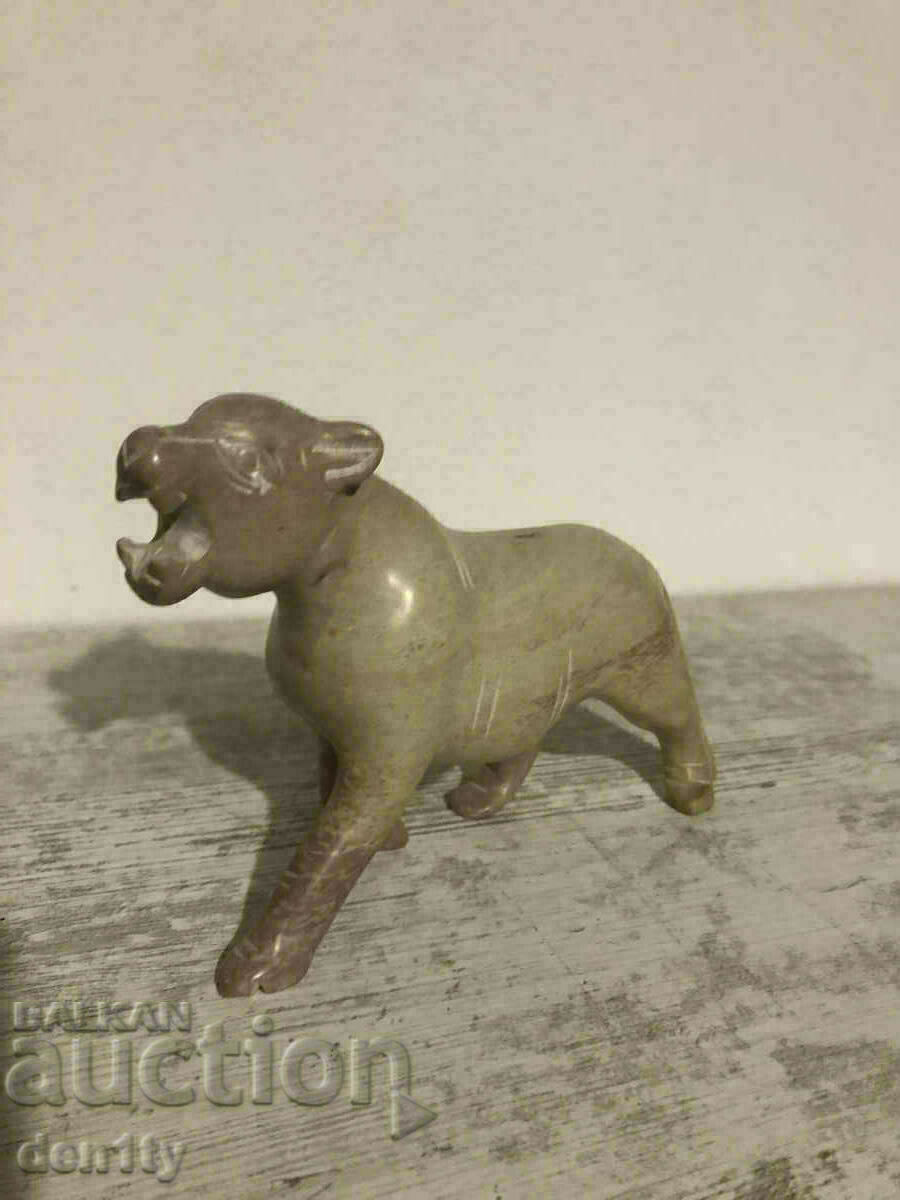 figură de leoaică din piatră de săpat