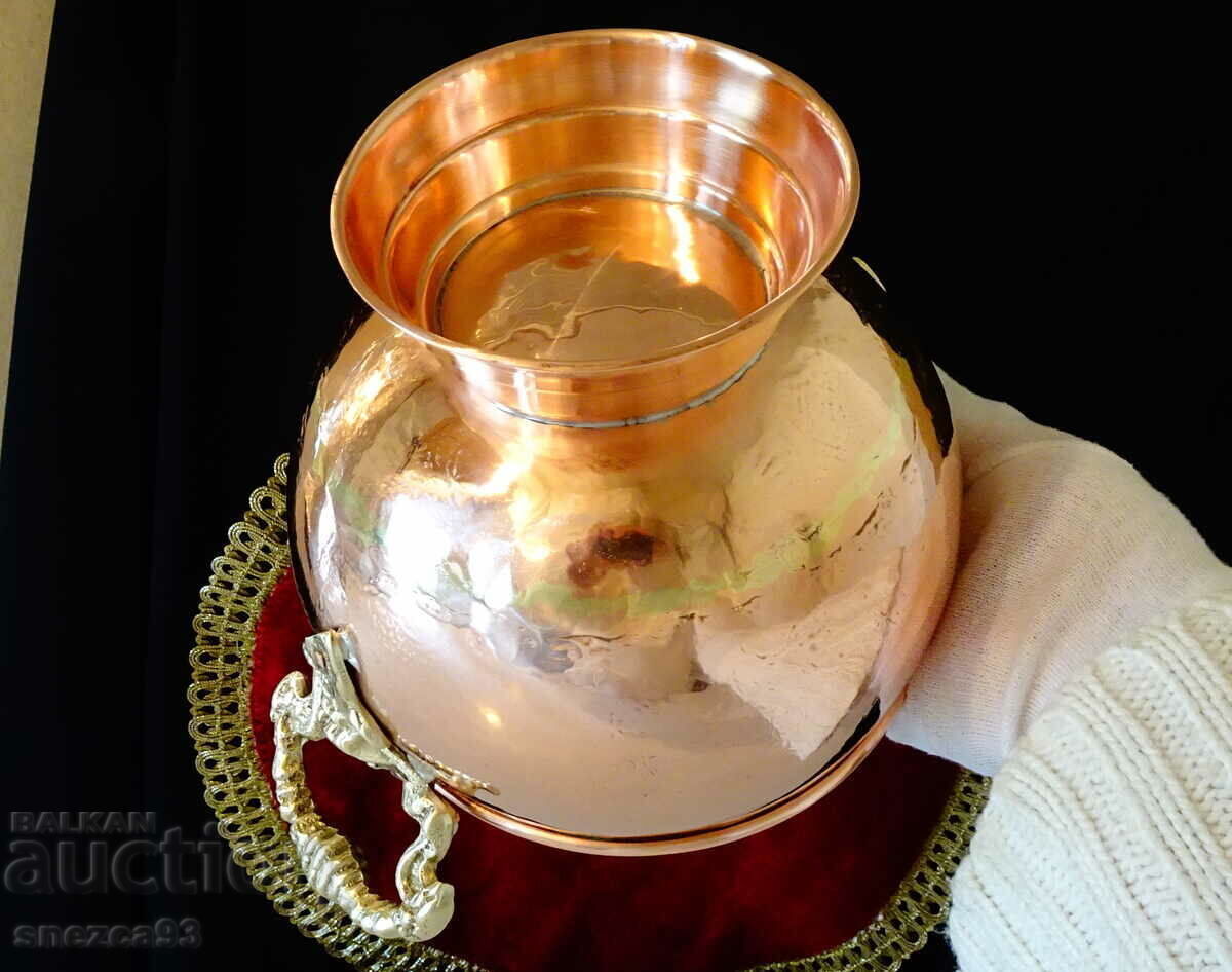 Copper vessel with bronze handles, lion heads. - 5 Copper vessel with bronze handles, lion heads. - 5