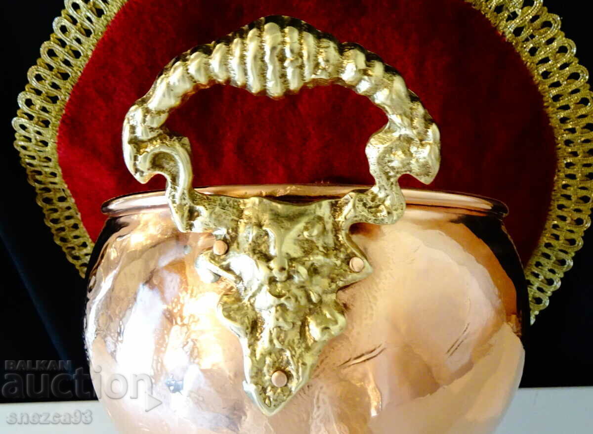 Copper vessel with bronze handles, lion heads. - 6 Copper vessel with bronze handles, lion heads. - 6
