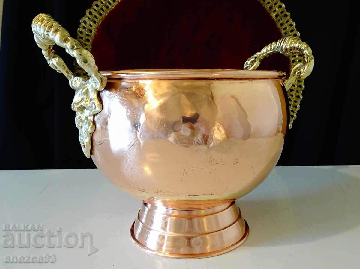 Copper vessel with bronze handles, lion heads. - 7 Copper vessel with bronze handles, lion heads. - 7