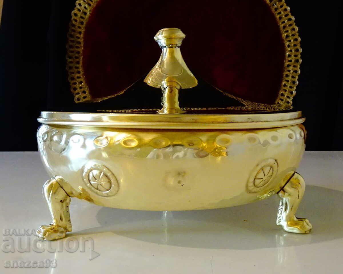 Vas de bronz cu capac și labe de leu, cutie de bijuterii cu preț 119.00 BGN | € 60.84