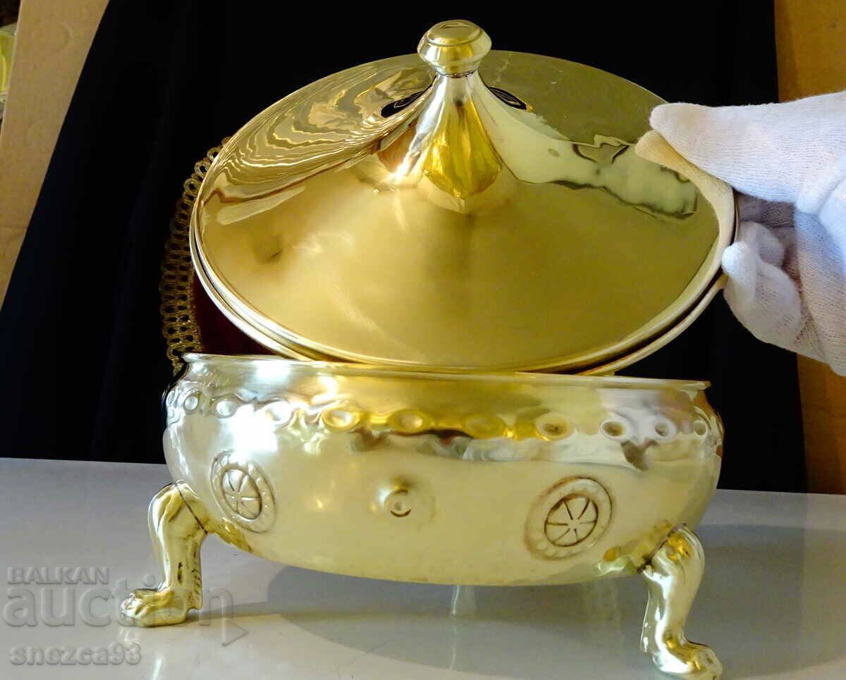 Vas de bronz cu capac și labe de leu, cutie de bijuterii