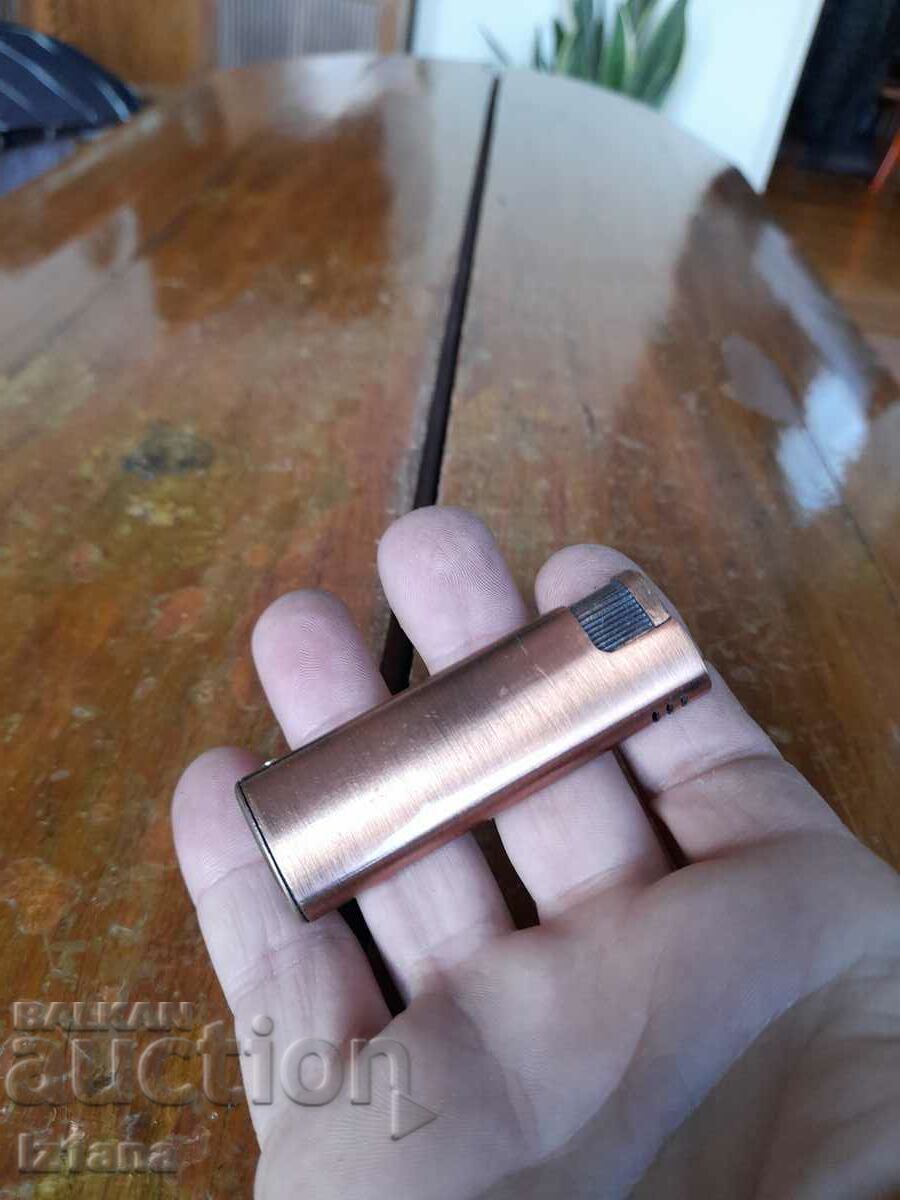 Auction An old Marlboro lighter Auction An old Marlboro lighter