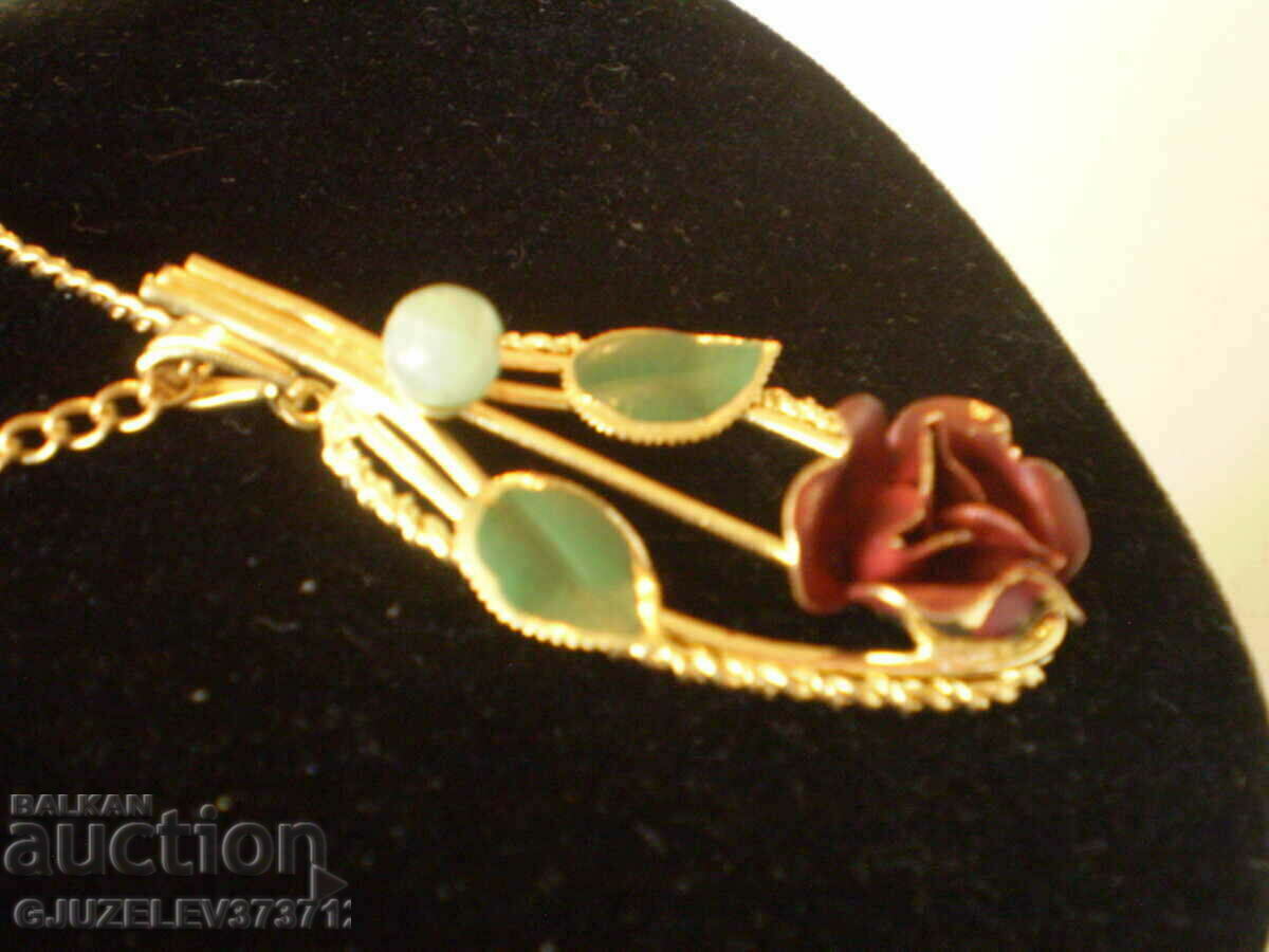 Delivery of women's necklace with flowers Delivery of women's necklace with flowers