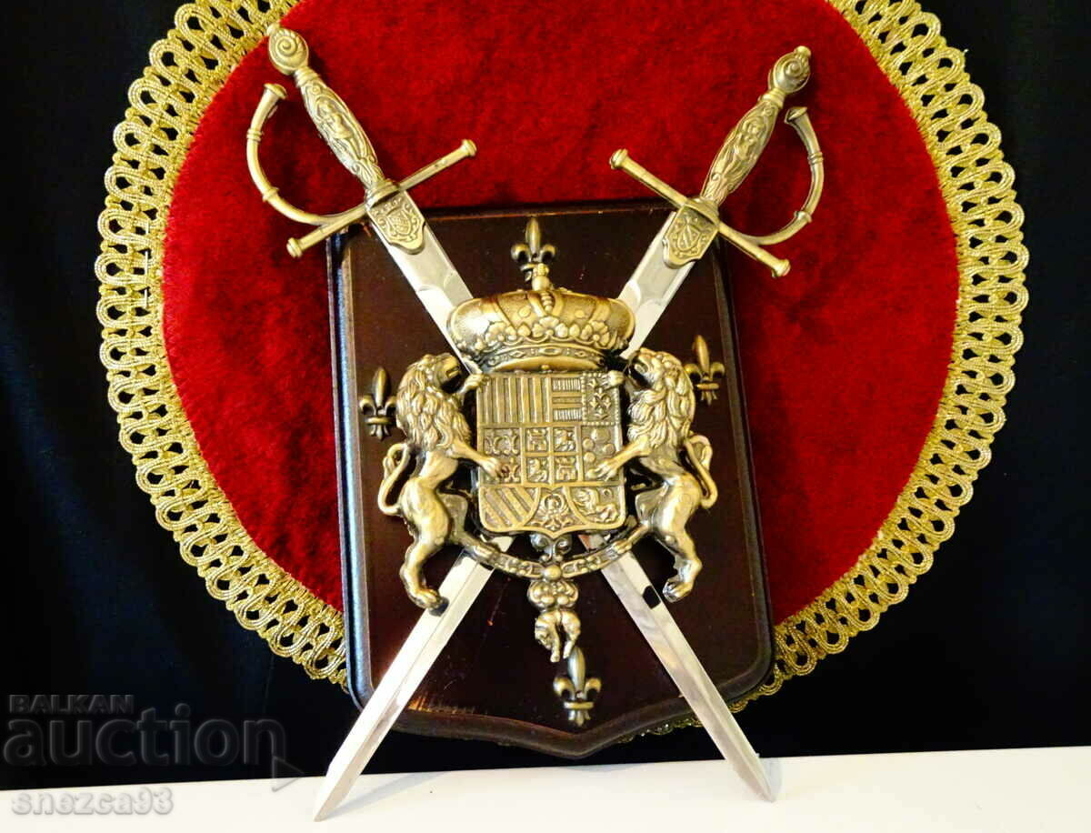 Пано за стена герб с корона,лъв,меч.