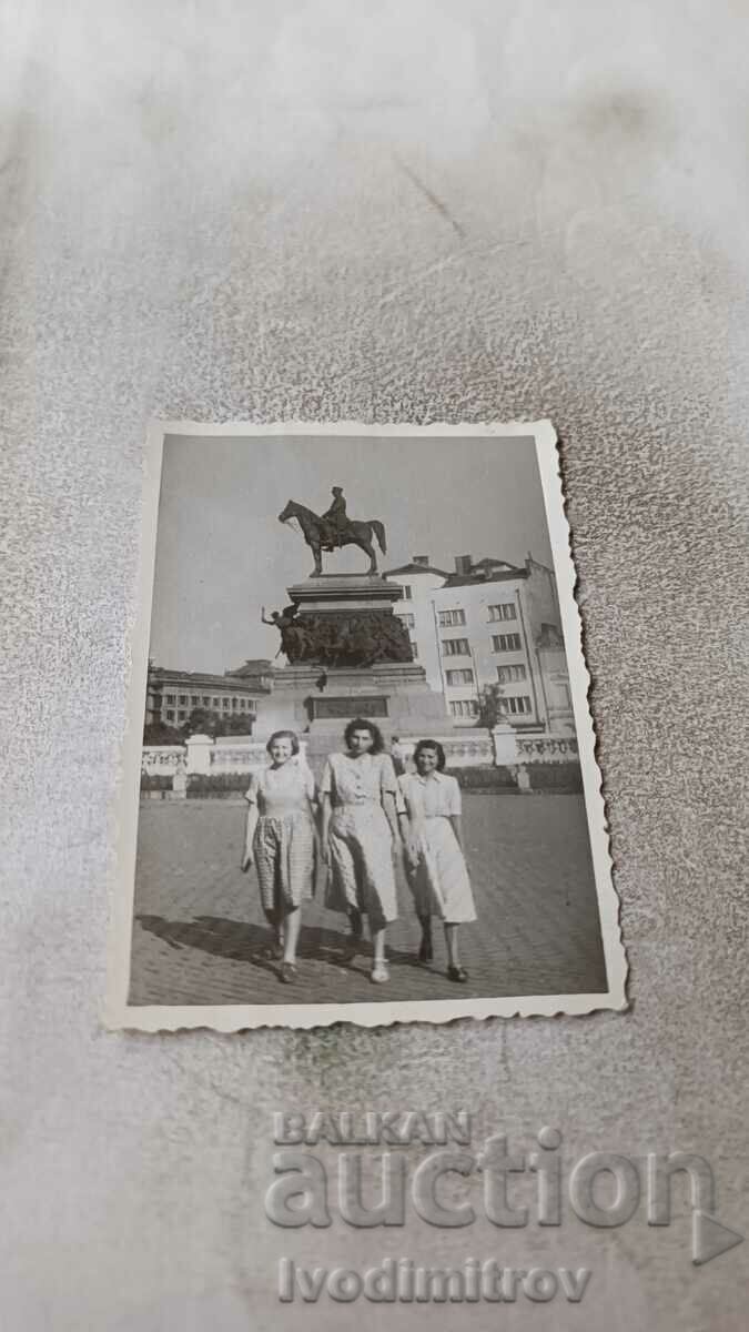 Φωτογραφία Σοφία Τρεις νεαρές γυναίκες στην πλατεία Εθνοσυνέλευσης