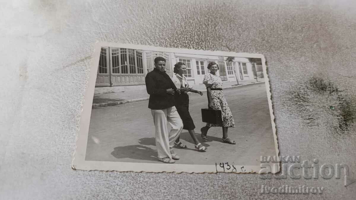 Снимка София Младеж и две млади жени пресичат улицата 1938