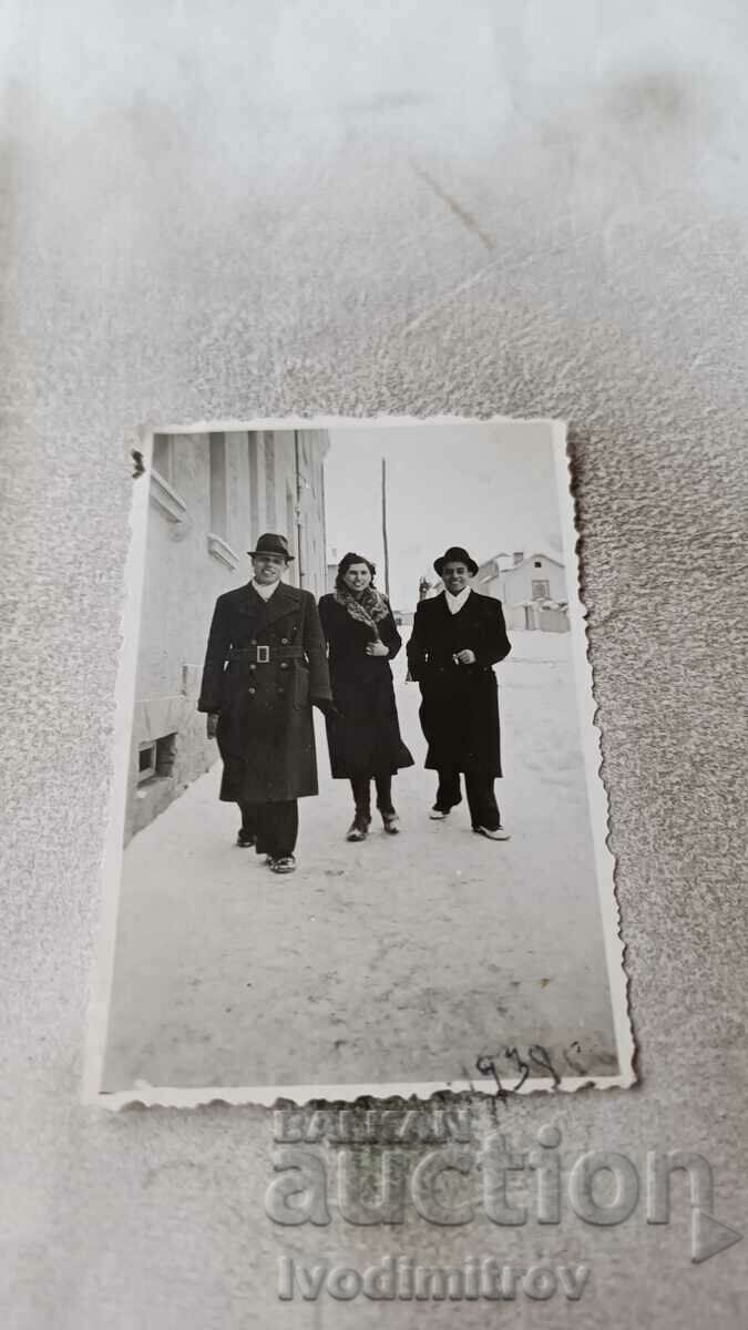Fotografie Sofia Doi bărbați și o femeie la plimbare în iarna anului 1938