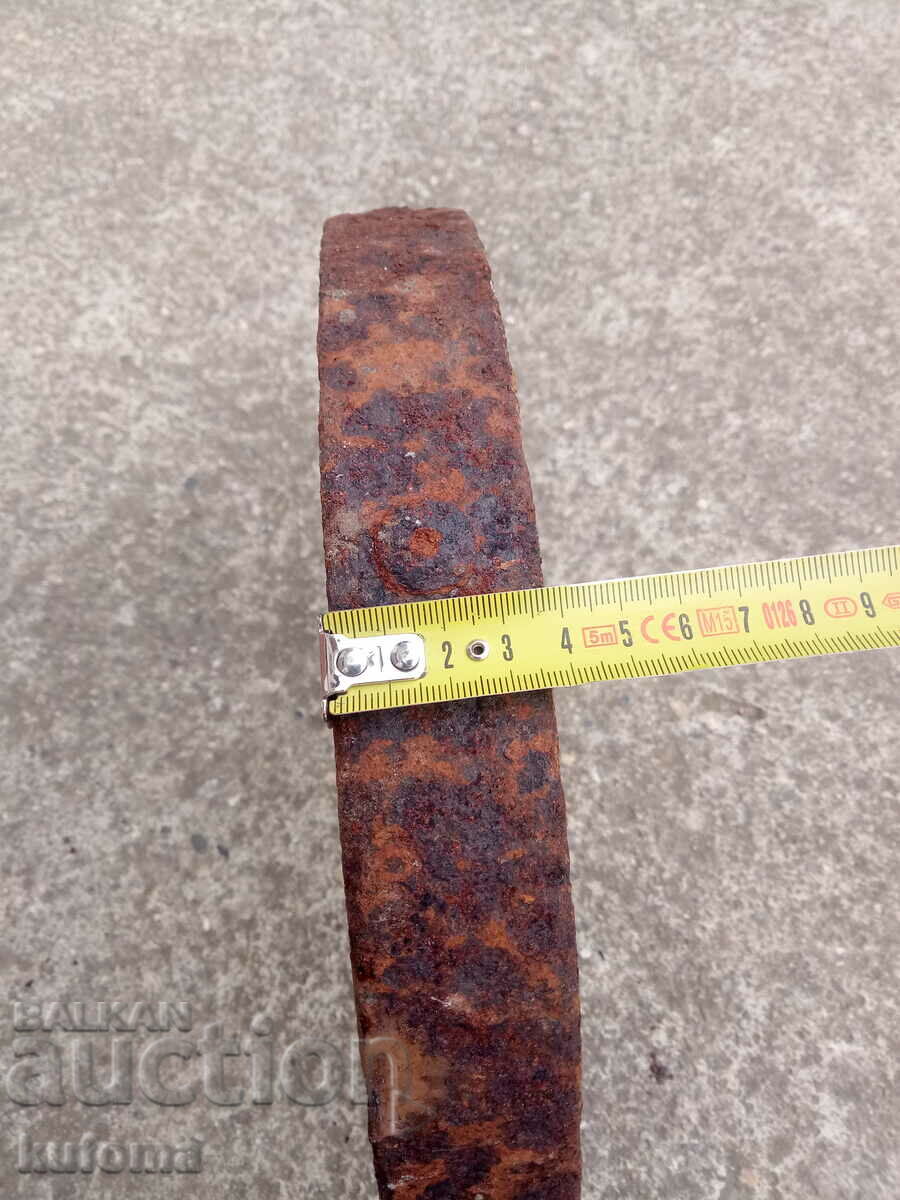 Auction An old iron wheel Auction An old iron wheel