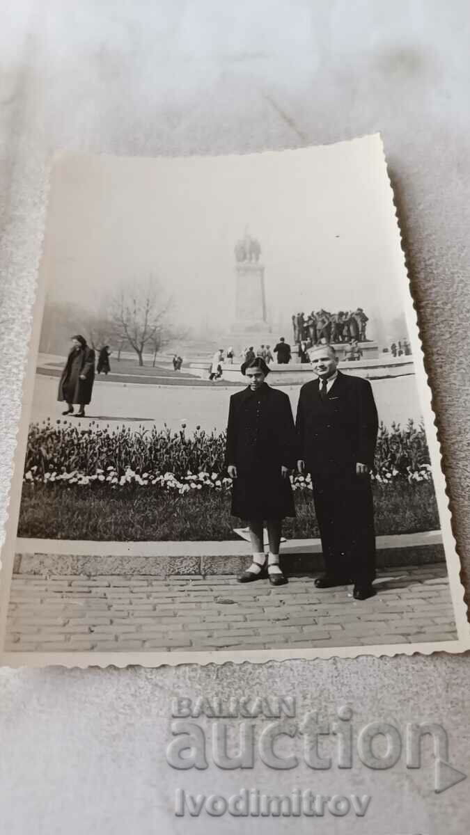 Φωτογραφία Σοφία Ένας άντρας και ένα κορίτσι μπροστά στο μνημείο. του Σοβιετικού Στρατού