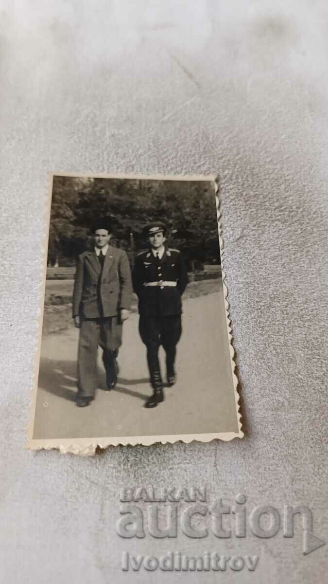 С-ка Бургас Офицер и мъж на разходка в Морската градина 1949