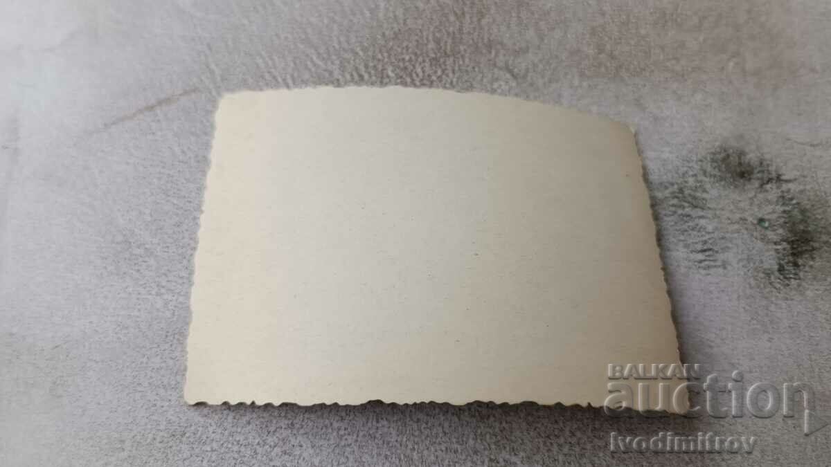 Foto Bărbați și femei cu o mașină retro cu preț 3.45 BGN | € 1.76 Foto Bărbați și femei cu o mașină retro cu preț 3.45 BGN | € 1.76