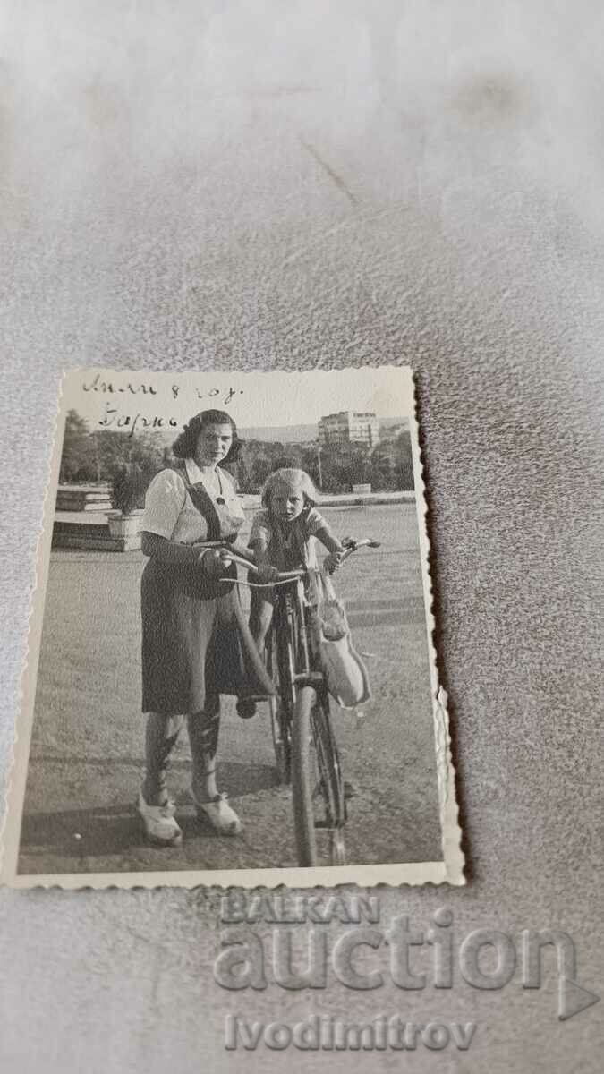 Photo Varna A woman and a little girl on a vintage bicycle