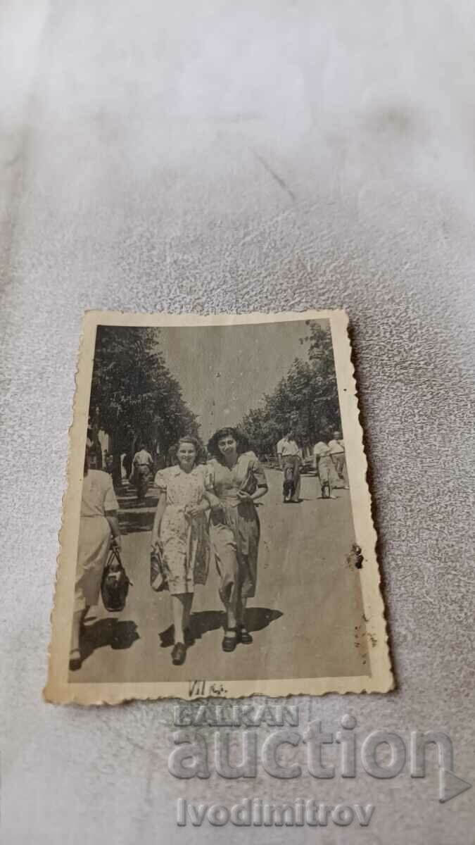 Φωτογραφία Βάρνα Δύο νεαρά κορίτσια σε έναν περίπατο 1949