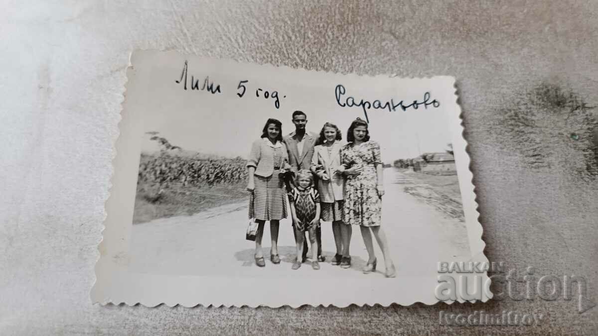 Φωτογραφία Saranovo Άνδρας τρεις νεαρές γυναίκες και ένα κορίτσι στο δρόμο