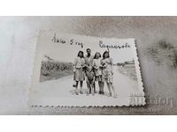 Снимка Сараньово Мъж три млади жени и момиченце на шосето