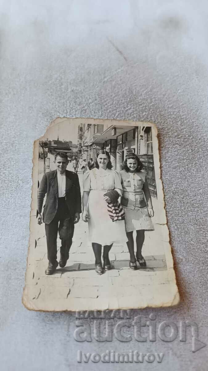 Φωτογραφία Σοφία Ένας άντρας, μια γυναίκα και ένα νεαρό κορίτσι σε μια βόλτα