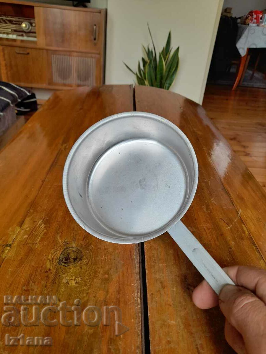 Delivery of Old aluminum pan, frying pan, casserole