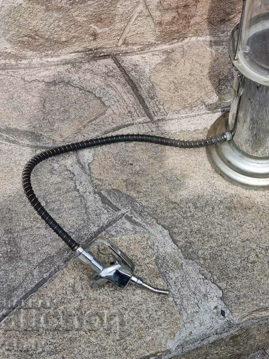 Παράδοση Αντλία βενζίνης. Δοχείο Παράδοση Αντλία βενζίνης. Δοχείο