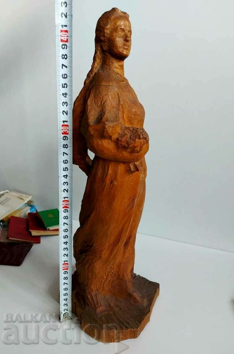 FIGURĂ MARE FEMEIE ÎN COSTUM PUBLIC STATUETA SCULPTURĂ cu preț 350.00 BGN | € 178.95