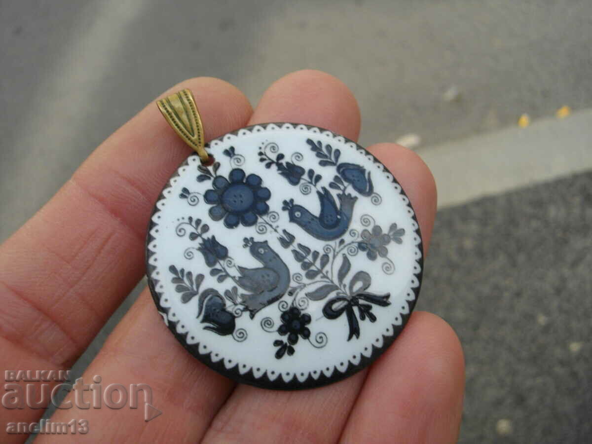 Auction  METAL ENAMELED PENDANT