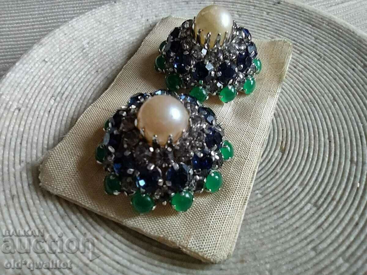 Delivery of Earrings, multi-story from the time of the GDR Delivery of Earrings, multi-story from the time of the GDR