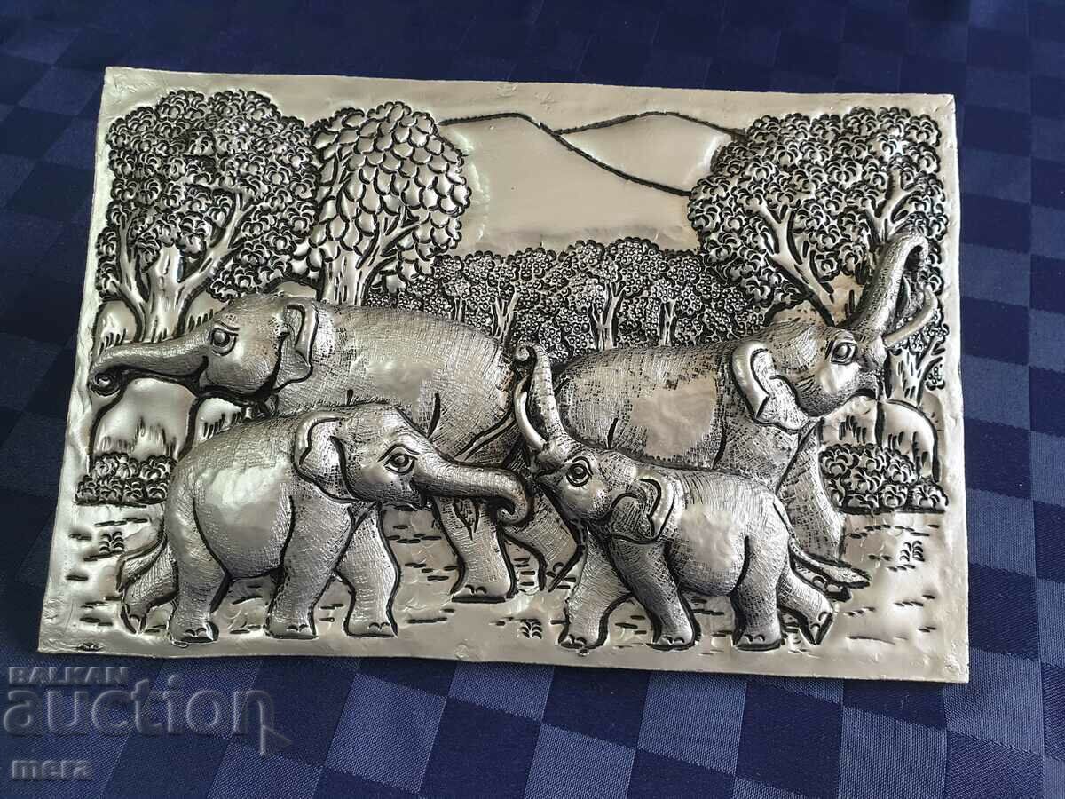Frumoasă sculptură în relief a unei familii de elefanți