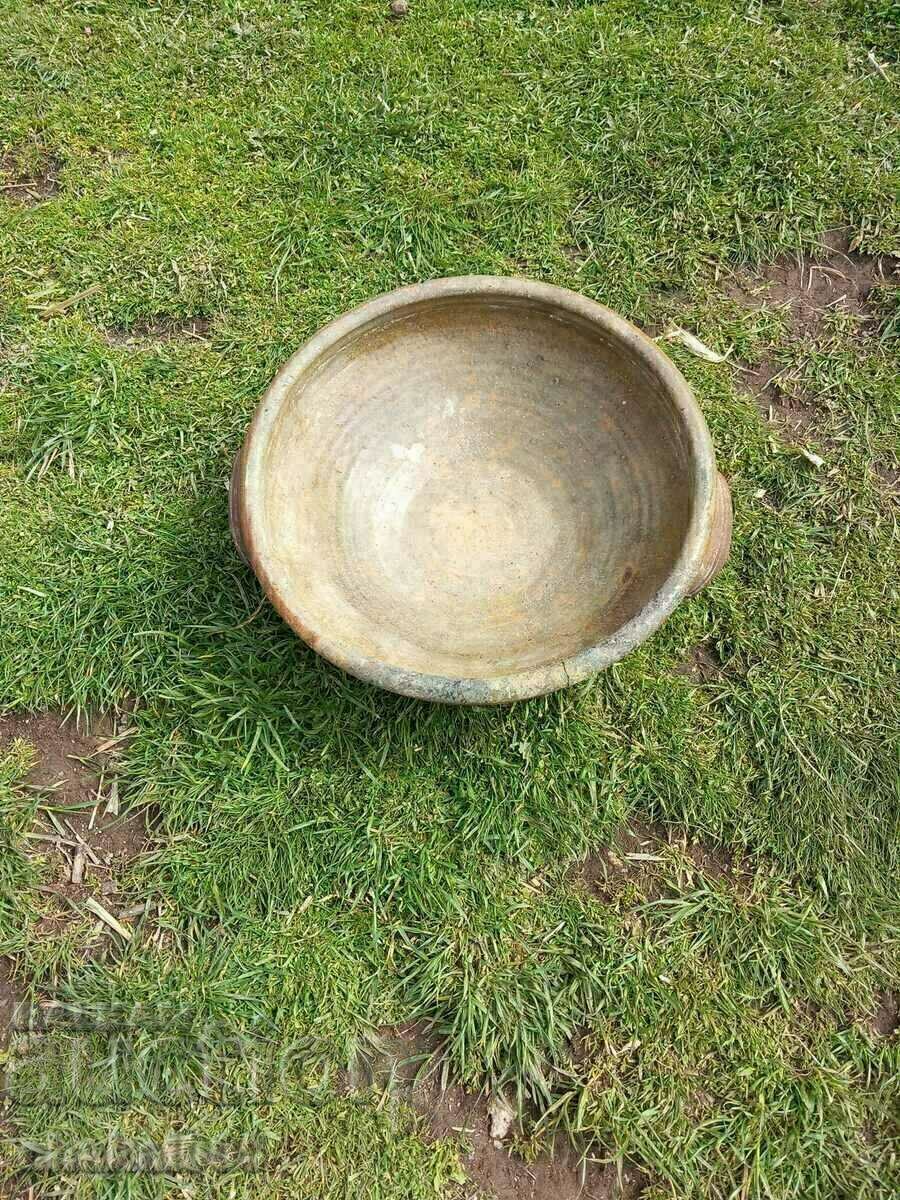 Oală veche din ceramică