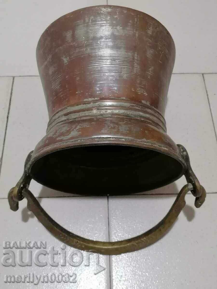 Delivery of An old copper cauldron crushes a copper copper vessel Delivery of An old copper cauldron crushes a copper copper vessel