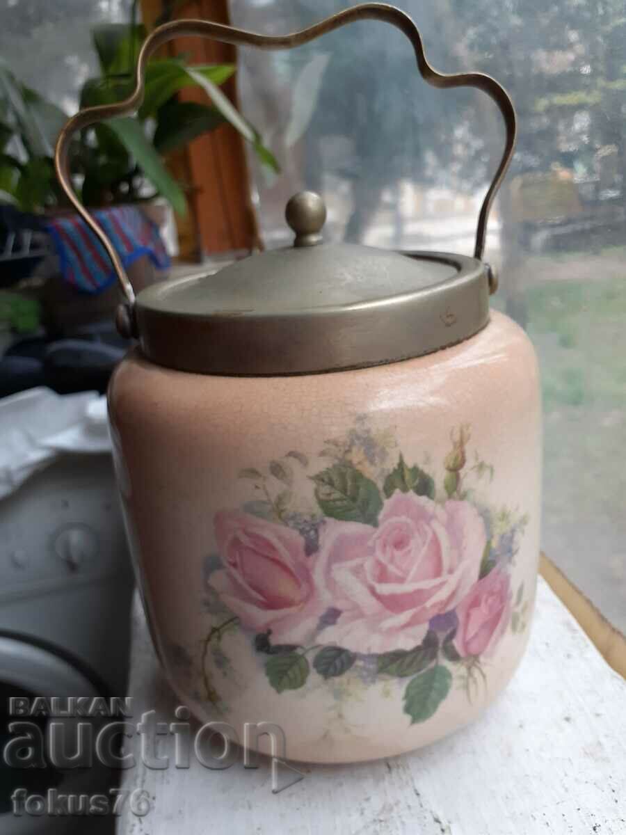 Auction A very old English porcelain biscuit jar Auction A very old English porcelain biscuit jar