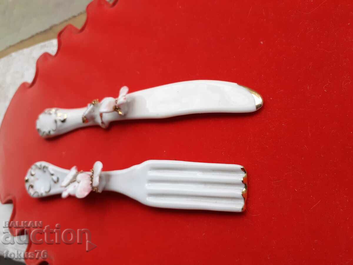 Capodimonte porcelain fork and knife set with gilding with price 55.00 BGN | € 28.12 Capodimonte porcelain fork and knife set with gilding with price 55.00 BGN | € 28.12
