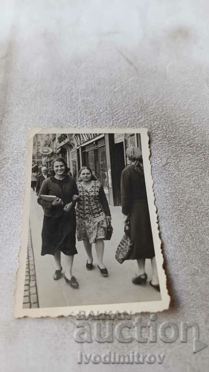 Fotografie Sofia O femeie și o fată tânără la plimbare 1941